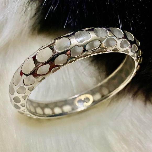 💠VICTORIA MARÍN BOLD SILVER TONED METAL, CLEAR ACRYLIC BANGLE BRACELET💠#VICMAR - Picture 1 of 8